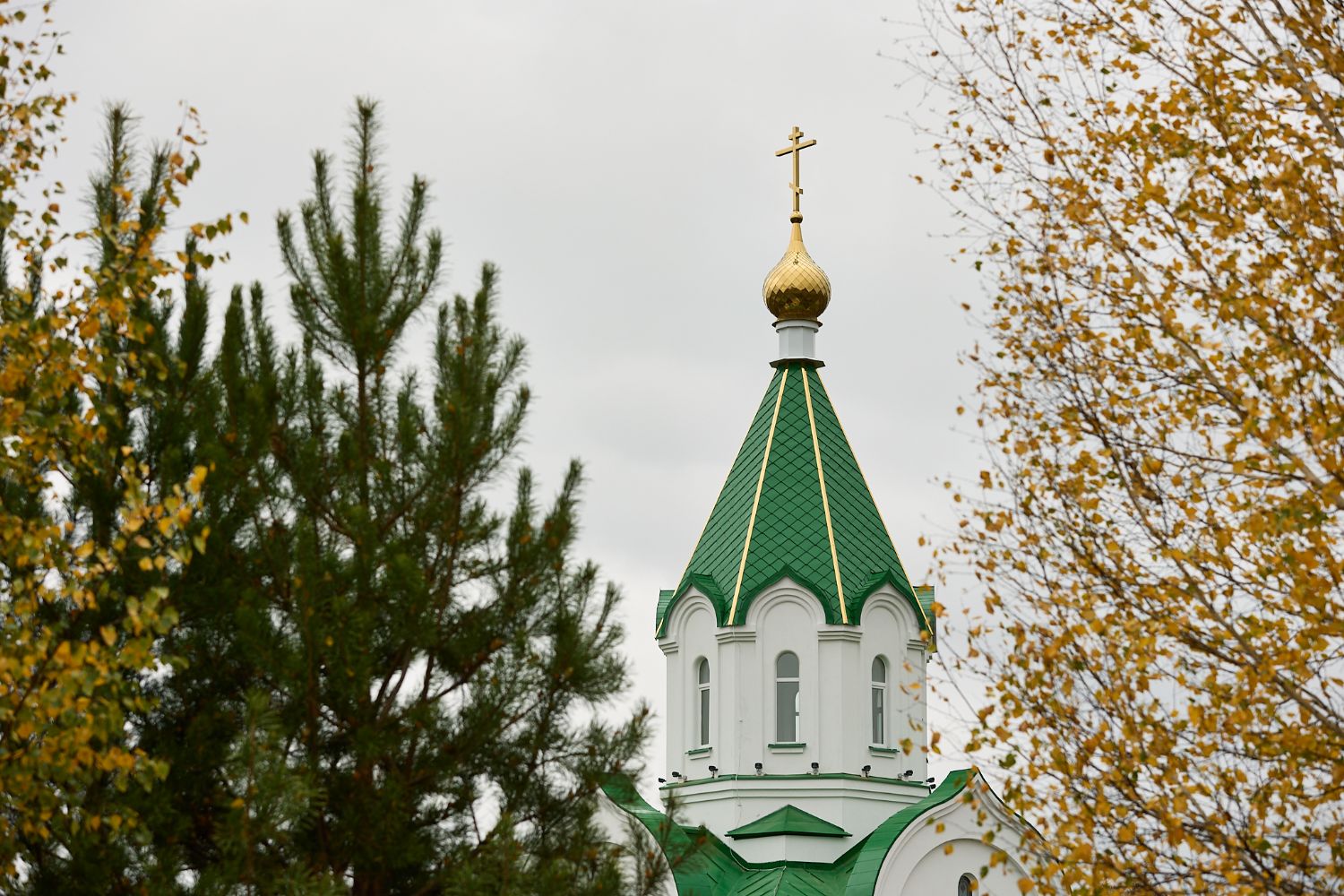 "Самое близкое к Богу место -это храмы!". Митрополит Ростислав совершил чин Великого освящения храма на въезде в Томск